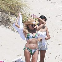 Tita Cervera luciendo cuerpo en bikini en Ibiza