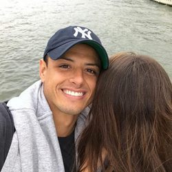 Javier 'Chicharito' Hernández posando con una misteriosa mujer