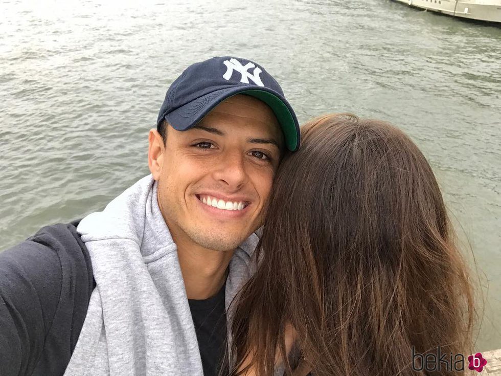 Javier 'Chicharito' Hernández posando con una misteriosa mujer