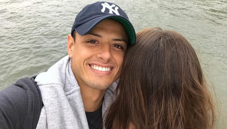 Javier 'Chicharito' Hernández posando con una misteriosa mujer