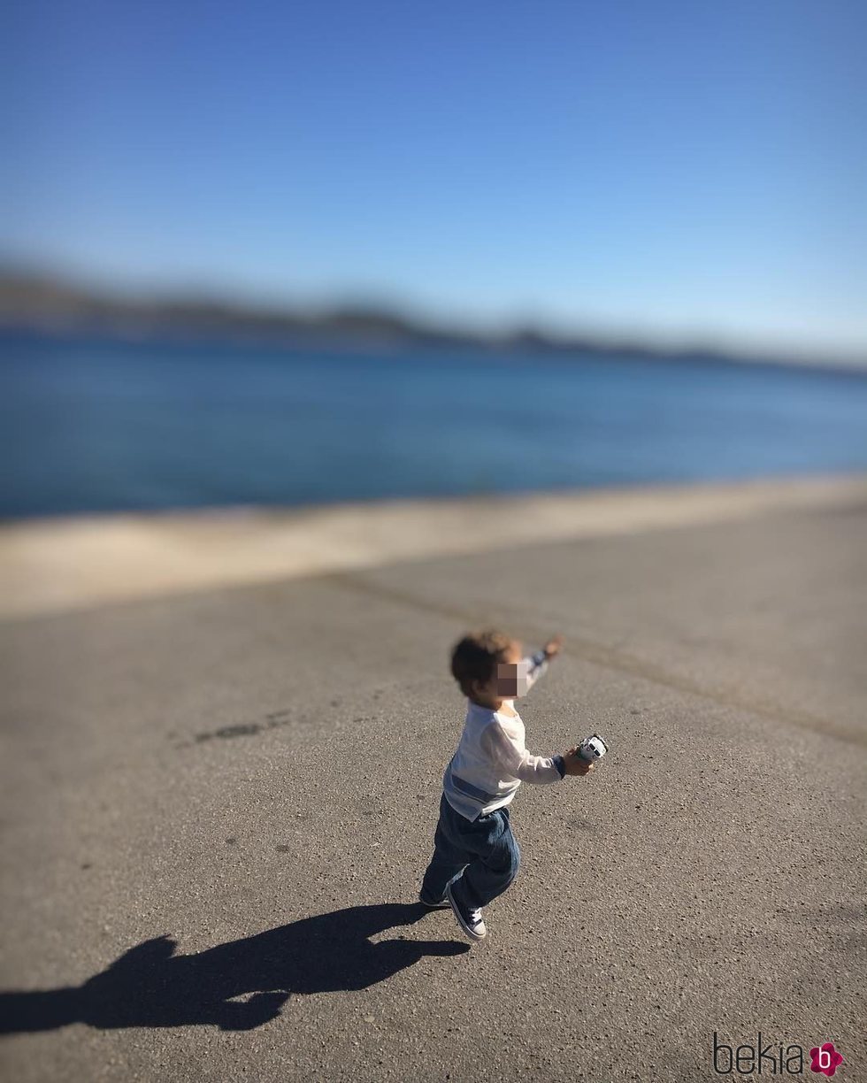 Lucas Casillas dando sus primeros pasos en la playa