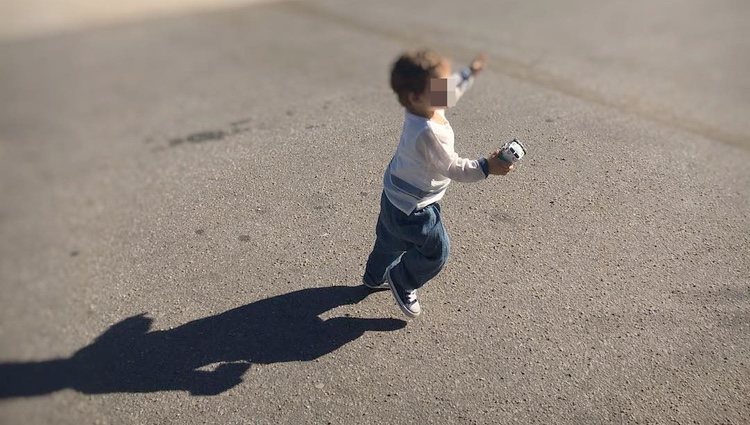 Lucas Casillas dando sus primeros pasos en la playa