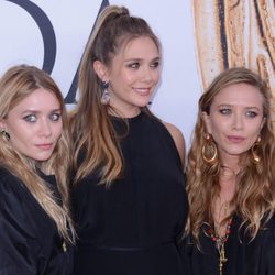 Elizabeth, Mary-Kate y Ashley Olsen posando