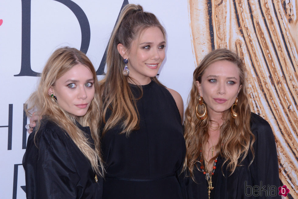 Elizabeth, Mary-Kate y Ashley Olsen posando