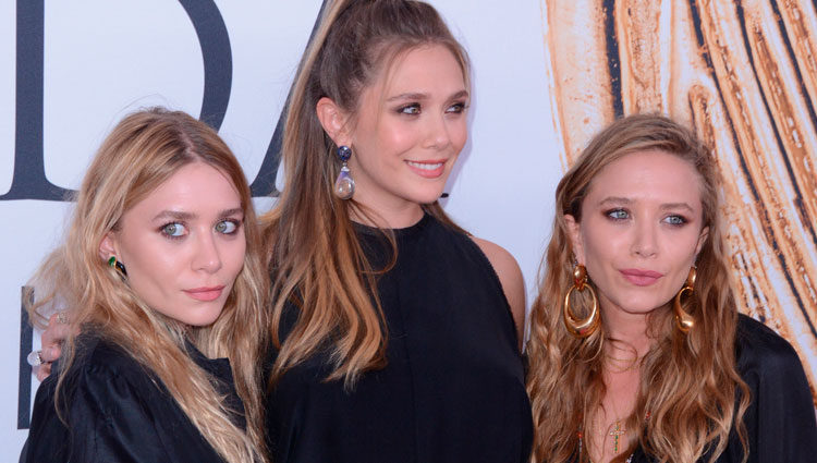 Elizabeth, Mary-Kate y Ashley Olsen posando