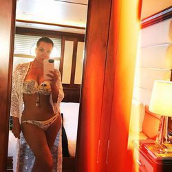 Kris Jenner luciendo cuerpazo en bikini