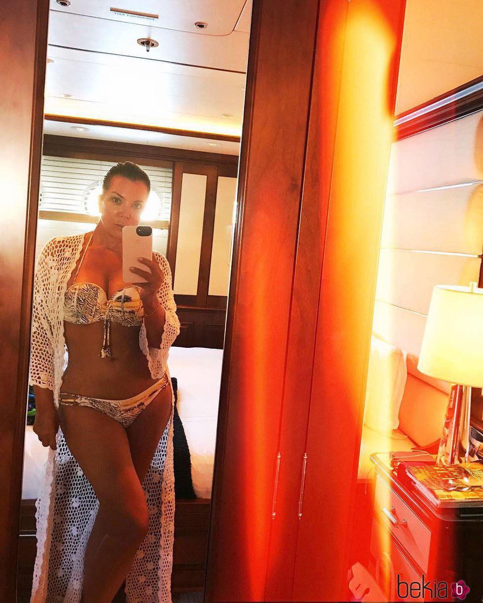 Kris Jenner luciendo cuerpazo en bikini