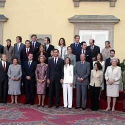 Los Reyes Felipe y Letizia con sus familias en el anuncio de su compromiso de boda