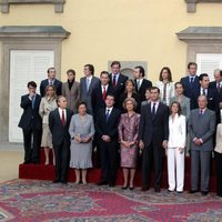 Los Reyes Felipe y Letizia con sus familias en el anuncio de su compromiso de boda