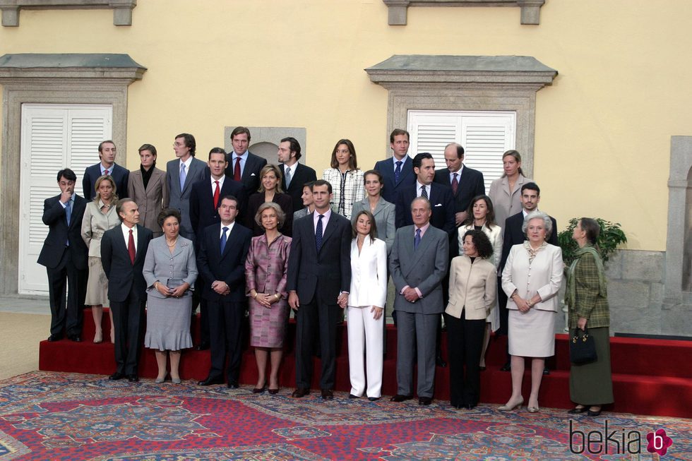 Los Reyes Felipe y Letizia con sus familias en el anuncio de su compromiso de boda