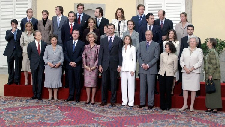 Los Reyes Felipe y Letizia con sus familias en el anuncio de su compromiso de boda