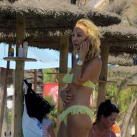 Carmen Lomana habla por el móvil en la playa