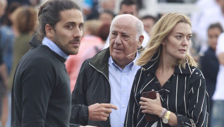 Amancio Ortega junto a su hija Marta Ortega y su novio Carlos Torretta