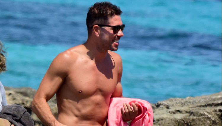 Diego Simeone con el torso desnudo en Ibiza