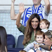 Sara Carbonero con sus hijos Martín y Lucas apoyando a Iker Casillas