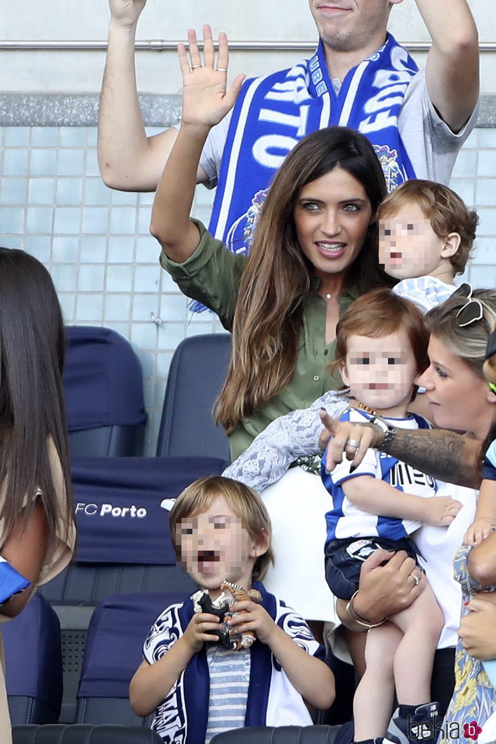 Sara Carbonero con sus hijos Martín y Lucas apoyando a Iker Casillas