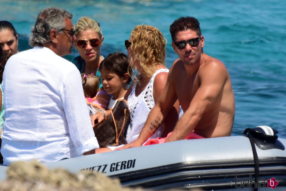 Carla Pereyra y Diego Simeone en sus vacaciones en Formentera