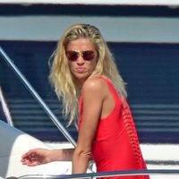 Carla Pereyra luciendo bañador rojo en Formentera