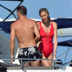 Simeone y Carla Pereyra refrescándose en Formentera