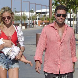 Carla Pereyra y Simeone paseando por Formentera