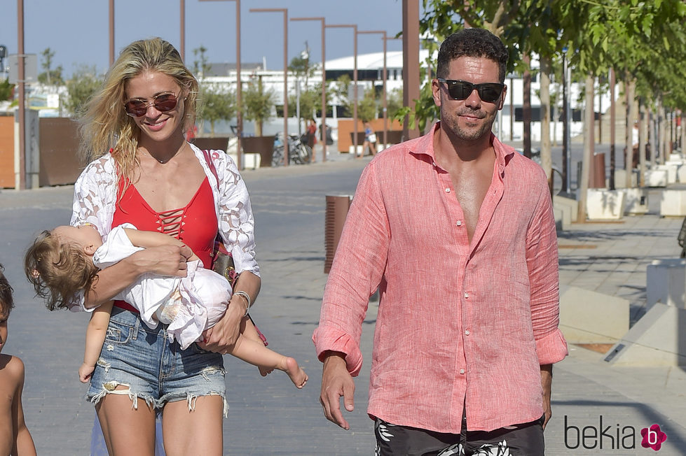 Carla Pereyra y Simeone paseando por Formentera