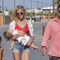 Carla Pereyra y Simeone paseando por Formentera