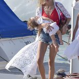 Carla Pereyra paseando por las calles de Formentera junto a su hija