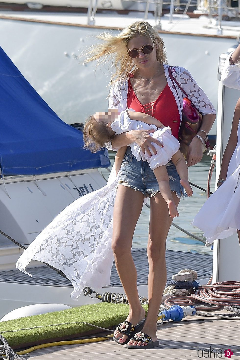 Carla Pereyra paseando por las calles de Formentera junto a su hija