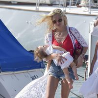 Carla Pereyra paseando por las calles de Formentera junto a su hija