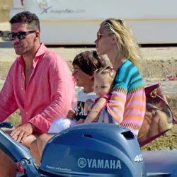 Diego Simeone y Carla Pereyra con Francesca Simeone en Formentera