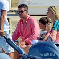 Diego Simeone y Carla Pereyra con Francesca Simeone en Formentera