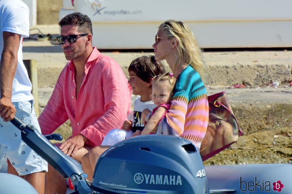 Diego Simeone y Carla Pereyra con Francesca Simeone en Formentera