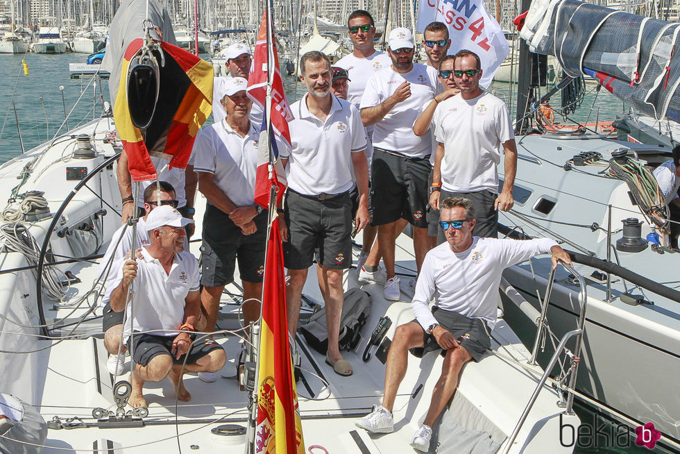 El Rey Felipe con la tripulación del Aifos en la Copa del Rey de Vela 2017