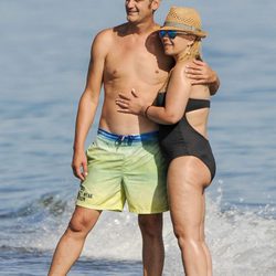 Jesulín de Ubrique y María José Campanario posando en bañador en la playa