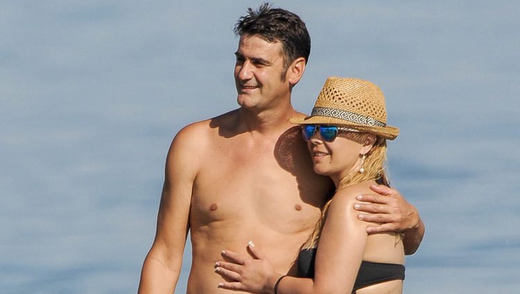 Jesulín de Ubrique y María José Campanario posando en bañador en la playa