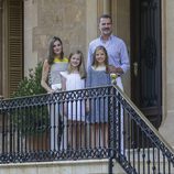 Los Reyes Felipe y Letizia con Leonor y Sofía en el tradicional posado en Marivent