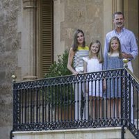 Los Reyes Felipe y Letizia con Leonor y Sofía en el tradicional posado en Marivent