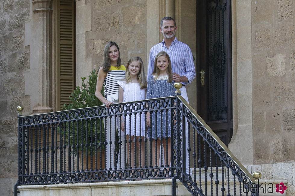 Los Reyes Felipe y Letizia con Leonor y Sofía en el tradicional posado en Marivent