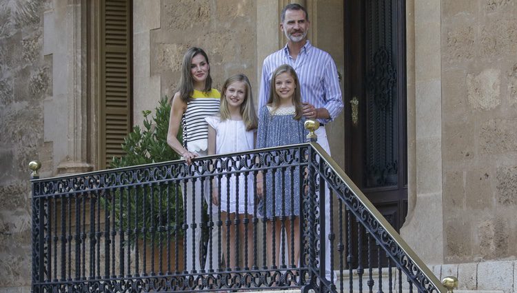 Los Reyes Felipe y Letizia con Leonor y Sofía en el tradicional posado en Marivent