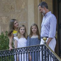 Los Reyes Felipe y Letizia con Leonor y Sofía en el Palacio de Marivent