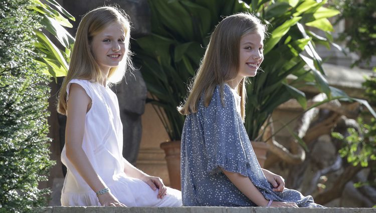 La Princesa Leonor y la Infanta Sofía en el tradicional posado de Marivent