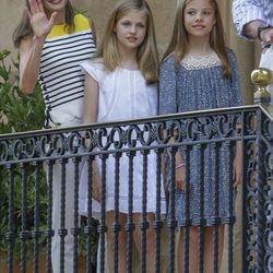 La Reina Letizia con la Princesa Leonor y la Infanta Sofía saludando en el posado veraniego