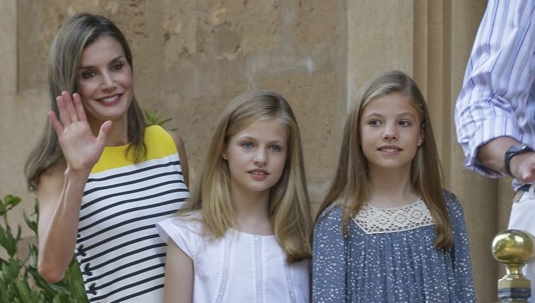 La Reina Letizia con la Princesa Leonor y la Infanta Sofía saludando en el posado veraniego