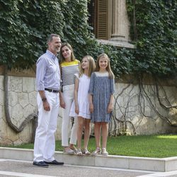 Los Reyes Felipe y Letizia  charlan animadamente durante el posado en Marivent