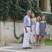 Los Reyes Felipe y Letizia  charlan animadamente durante el posado en Marivent