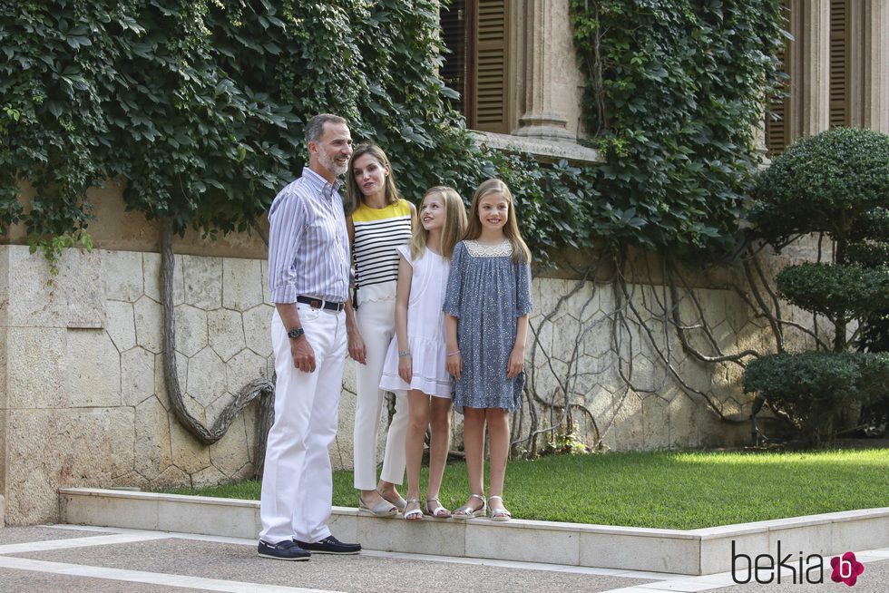 Los Reyes Felipe y Letizia  charlan animadamente durante el posado en Marivent