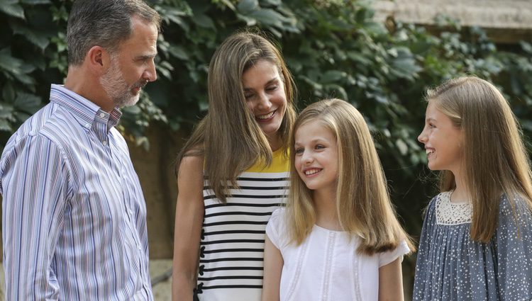 La Familia Real española durante su tradicional posado en Marivent