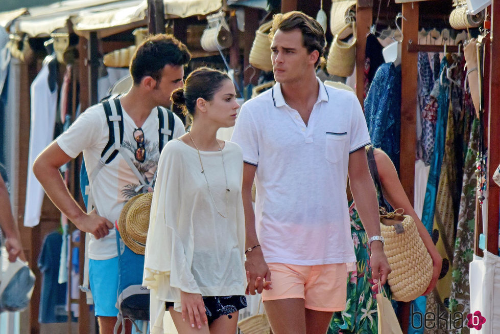 Pepe Barroso y Tini Stoessel paseando por un mercadillo ibicenco