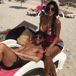 Cesc Fábregas y Daniella Seeman disfrutando en la playa