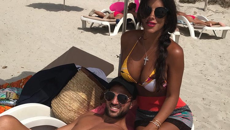 Cesc Fábregas y Daniella Seeman disfrutando en la playa